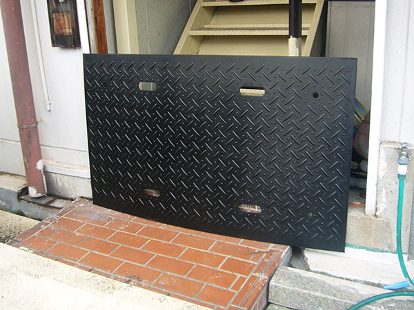 建物の入り口　洪水時 対策 板 簡単 プラスチック敷板の使い方 プラシキ防災 洪水対策 軽い板 プラスチック板